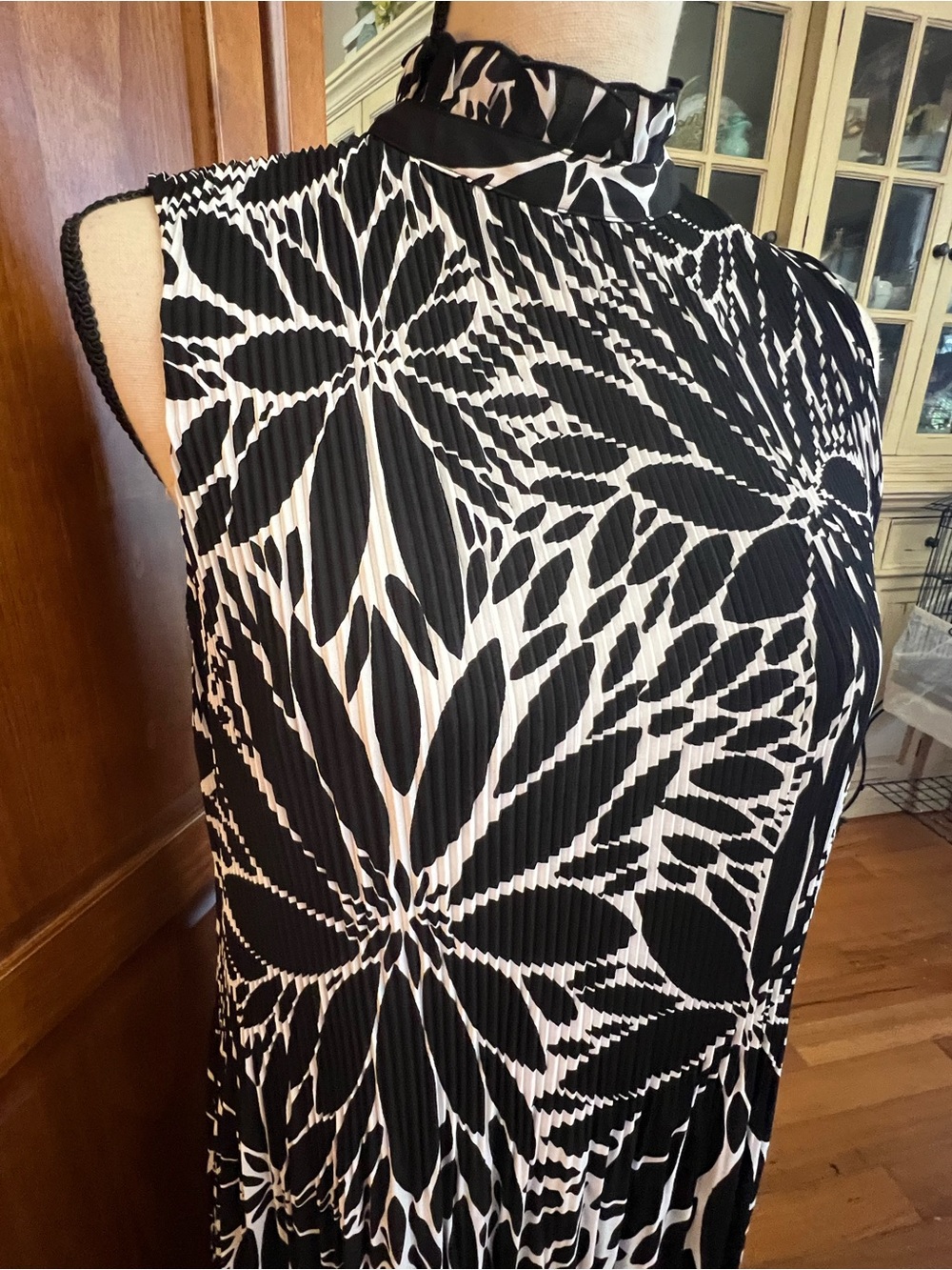 Sleeveless Black & White Floral Maxi Dress - Picture 4 of 7